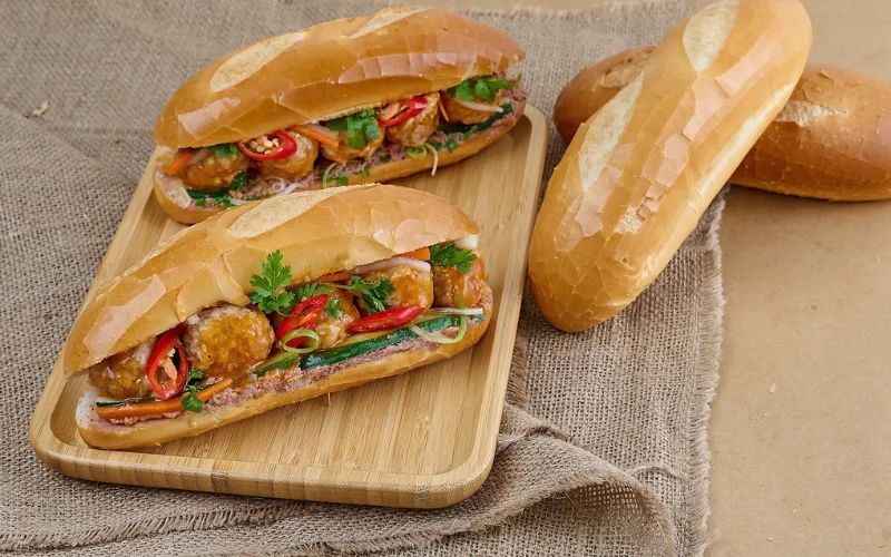 Bánh mì món ăn đường phố đặc trưng tại Việt Nam
