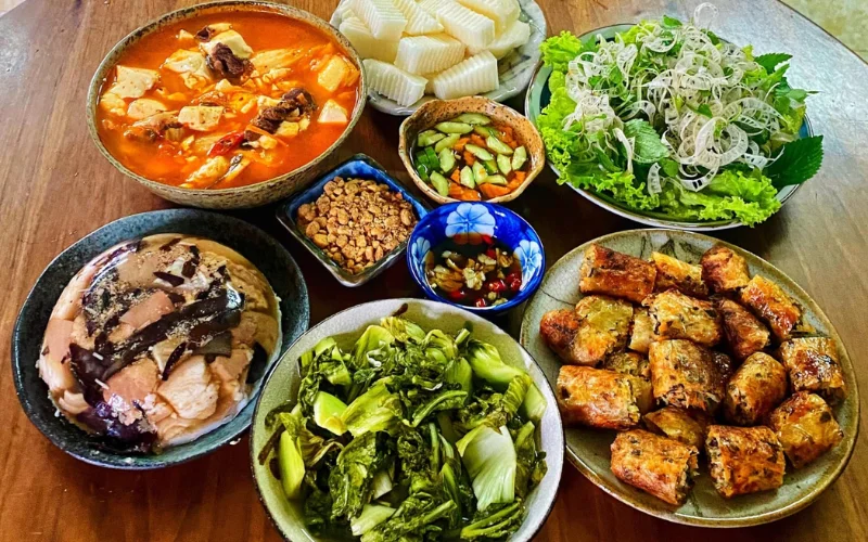Mâm cơm gia đình là một phần quen thuộc trong đời sống và văn hóa Việt Nam