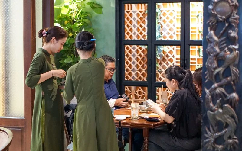 Đội ngũ nhân viên Madame Lam phục vụ tận tâm, góp phần mang đến trải nghiệm ẩm thực  cho thực khách
