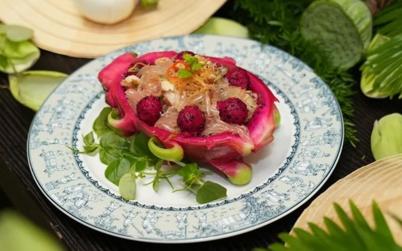Món gỏi bưởi thanh long tại Madame Lam tạo ấn tượng với cách trình bày