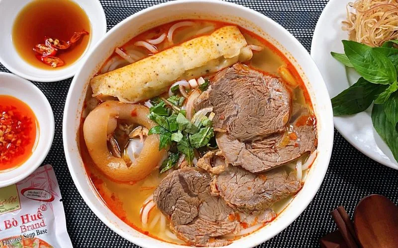 Các nguyên liệu thường xuất hiện trong một tô bún bò Huế