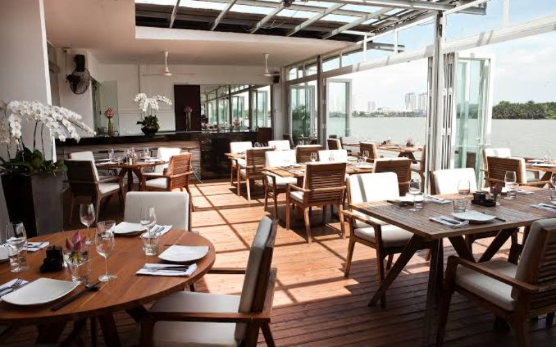 Không gian ven sông tại The Deck Saigon