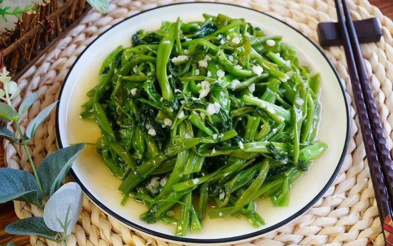 Consuming stir-fried water spinach with garlic in moderation adds beneficial green vegetables and nutrients to your diet