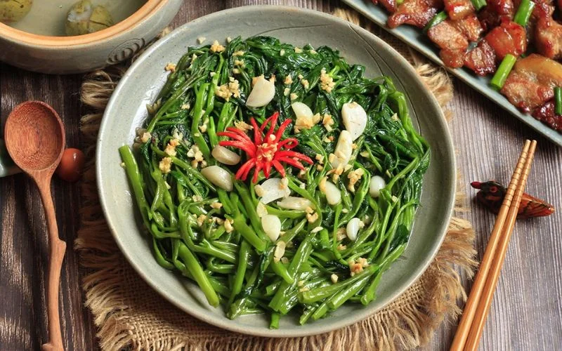 Rau muống xào tỏi là món ăn quen thuộc trong bữa cơm gia đình Việt