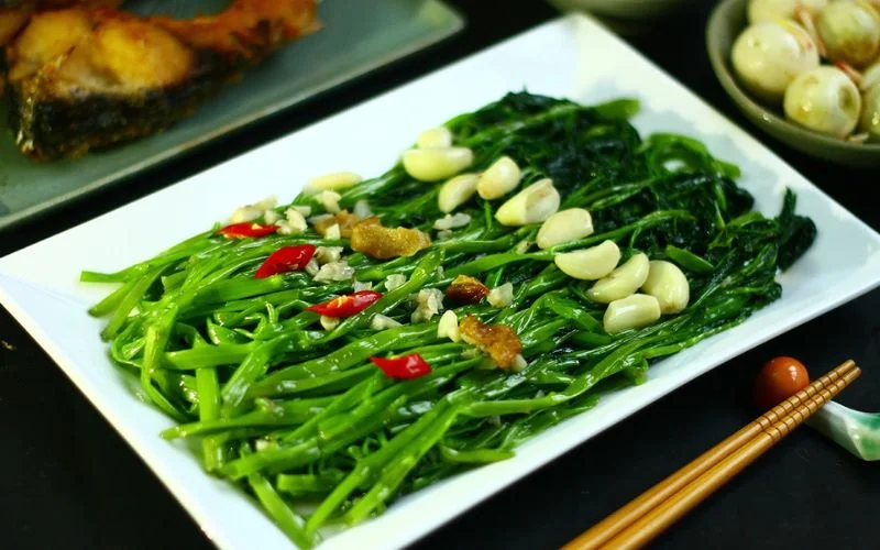 Individuals at risk of kidney stones should monitor their portions and dietary intake