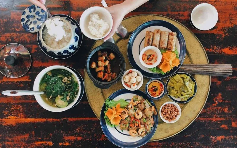 Đũa tre, đũa gỗ mộc mạc gắn liền với đời sống và văn hóa ẩm thực truyền thống của người Việt