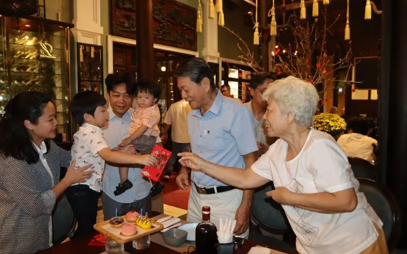 Niềm nở khi đón khách tạo nên không khí gần gũi ngay từ đầu