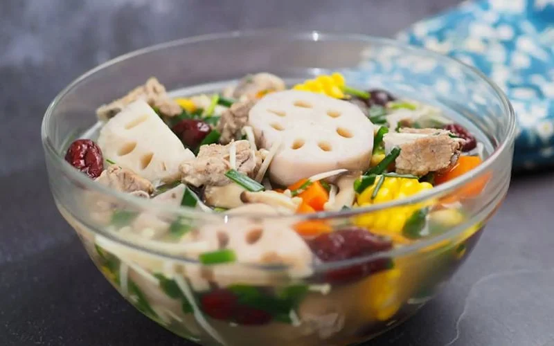 Canh sườn hầm củ sen có vị ngọt thanh, sườn mềm và củ sen thấm vị