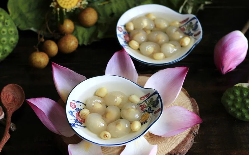 Chè hạt sen long nhãn kết hợp vị bùi mềm của hạt sen với vị ngọt dịu và thơm nhẹ của long nhãn