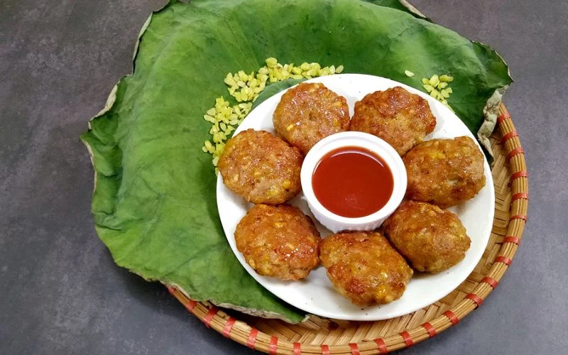 Chả cốm hấp lá sen thơm mùi cốm, mềm ẩm và quyện nhẹ hương sen sau khi hấp