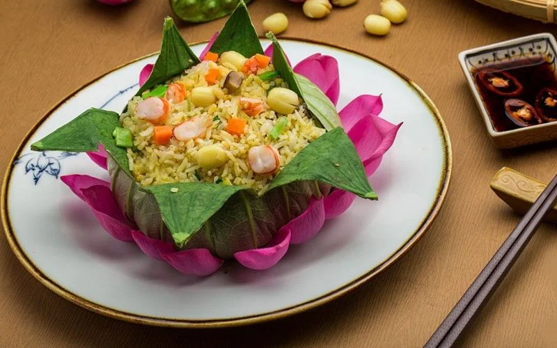 Cơm hấp lá sen nổi bật với hạt cơm mềm tơi quyện cùng hương thơm nhẹ nhàng từ lá sen