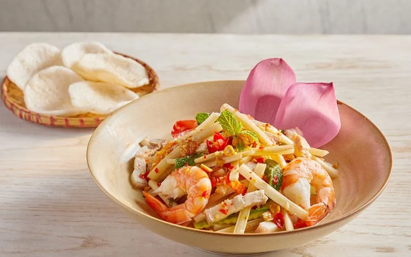 Gỏi ngó sen tôm thịt với độ giòn ngọt thanh của ngó sen