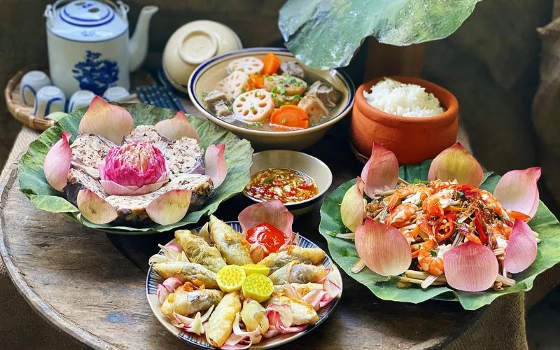 Mâm cơm với các món ăn từ sen mang đến nhiều cách thưởng thức khác nhau