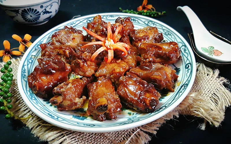 Sườn non rim mặn ngọt với phần thịt mềm và nước sốt đậm đà