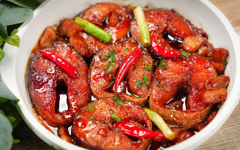 Cá lóc kho tiêu đậm đà, thơm nồng, thích hợp dùng cùng cơm nóng và canh khoai mỡ