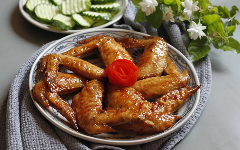 Gà chiên nước mắm vàng giòn, thơm đậm vị và ăn ngon cùng cơm nóng