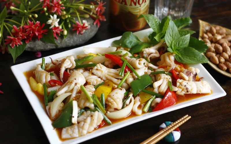 Mực xào sa tế giòn thơm, cay nhẹ cho mâm cơm