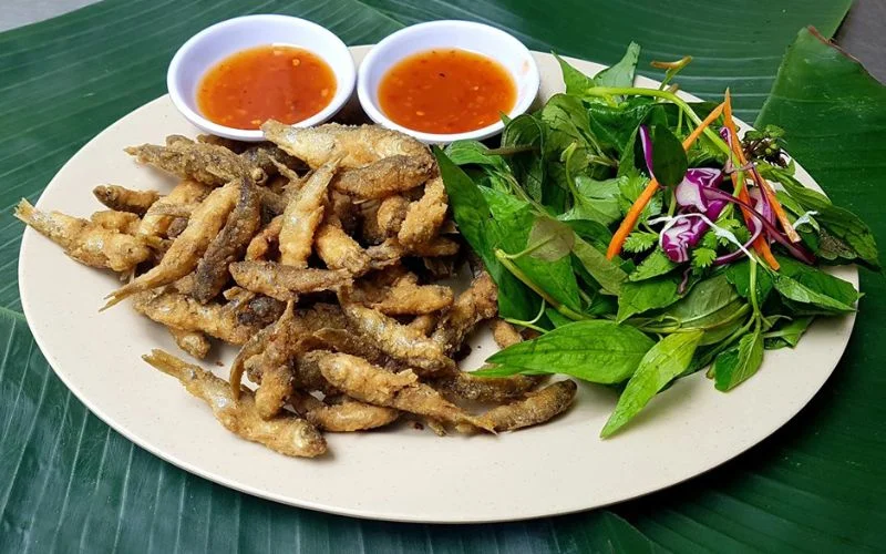 Cá linh là nguyên liệu đặc trưng xuất hiện theo mùa nước nổi ở miền Tây
