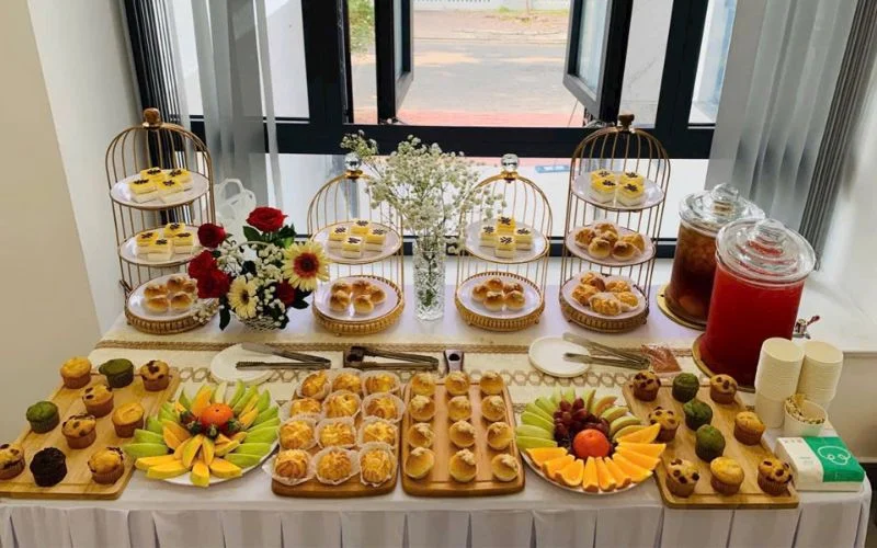 Tiệc teabreak thường gồm bánh, trái cây, trà và các món ăn nhẹ
