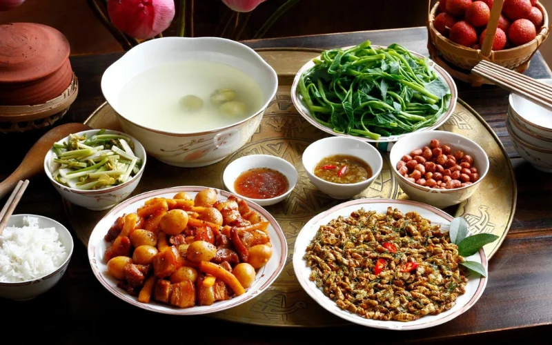 Sự cân đối giữa rau, canh và món mặn tạo nên nét giản dị của bữa cơm Việt truyền thống