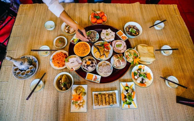 Cách sử dụng đũa cũng gắn với những phép tắc và nét ứng xử đặc trưng của người Việt