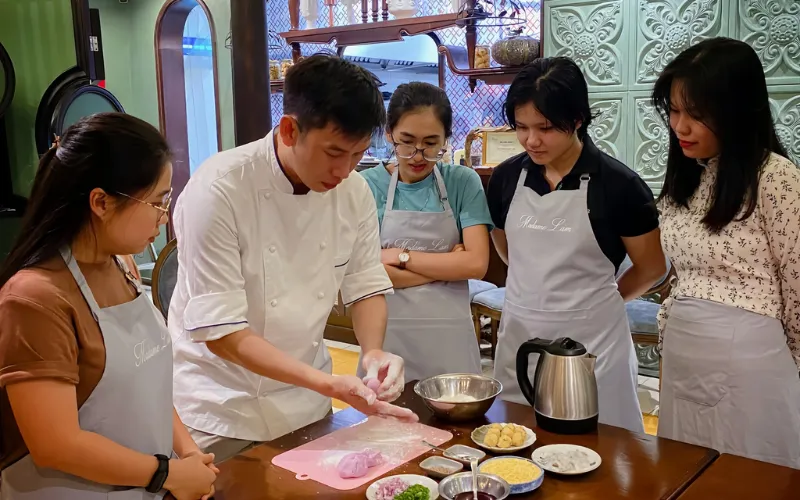 Chef Cường trực tiếp hướng dẫn người tham gia trong quá trình thực hành nấu ăn tại Madame Lam
