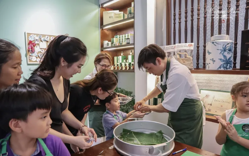 Người tham gia trực tiếp vào bếp và thực hiện từng công đoạn dưới sự hướng dẫn của đầu bếp