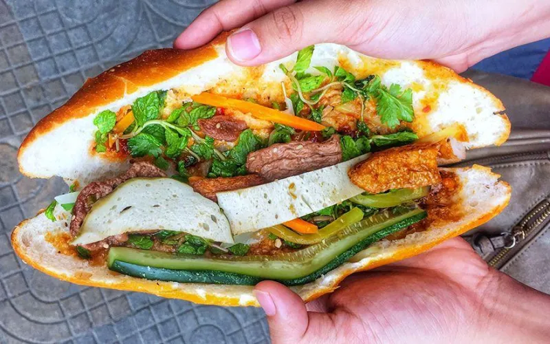 Phần sốt kết hợp cùng nhân bánh mì, rau thơm và đồ chua tạo nên hương vị quen thuộc của món ăn đường phố Việt