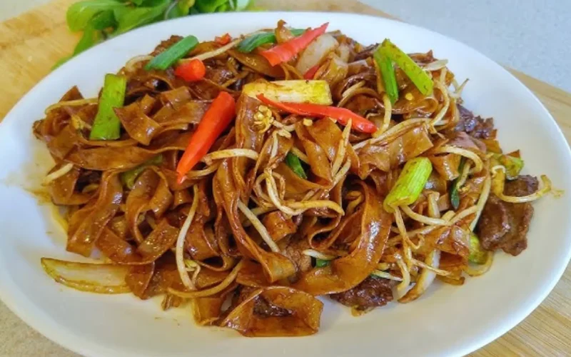 Bánh phở áp chảo vàng nhẹ, bên trong vẫn giữ độ mềm dai