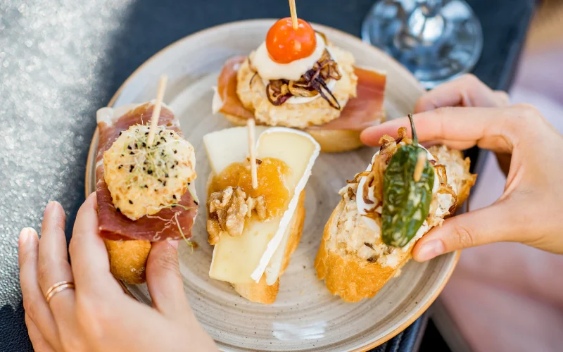 Tapas là nét văn hóa ẩm thực gắn với những phần ăn nhỏ và trải nghiệm dùng bữa cùng nhau