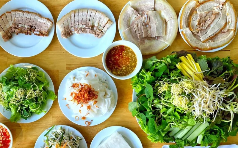 Đĩa rau thơm dân dã gợi nhớ những bữa cơm gia đình và thói quen ăn uống được lưu truyền qua nhiều thế hệ